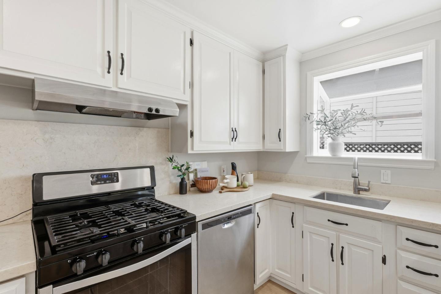 Detail Gallery Image 17 of 46 For 2404 Cipriani Blvd, Belmont,  CA 94002 - 3 Beds | 1 Baths