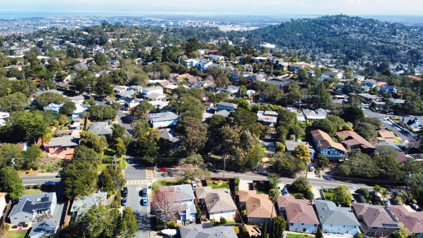 Detail Gallery Image 42 of 46 For 2404 Cipriani Blvd, Belmont,  CA 94002 - 3 Beds | 1 Baths