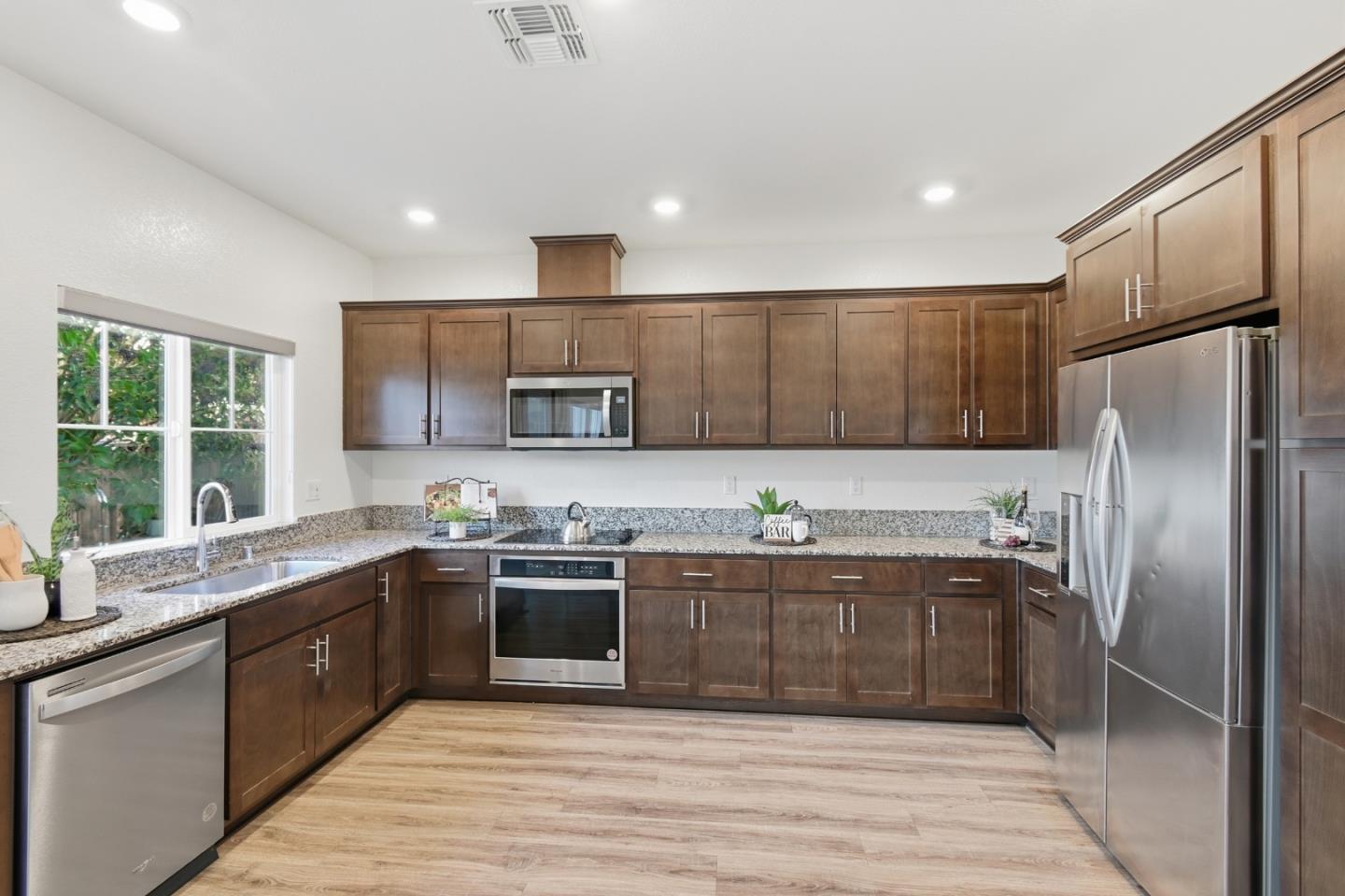 Detail Gallery Image 10 of 38 For 121 Mountaintop Ave, Hayward,  CA 94544 - 3 Beds | 2/1 Baths