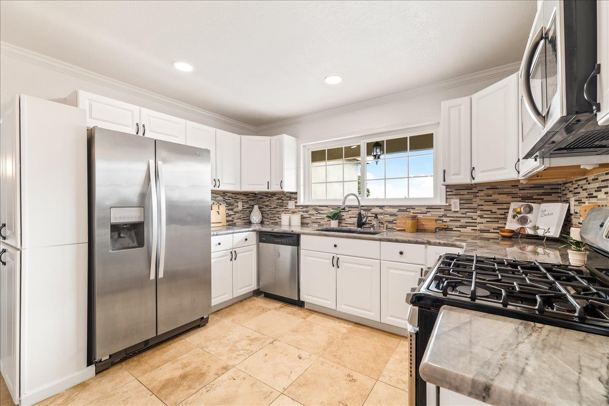 Detail Gallery Image 25 of 69 For 277 Young Cir, Marina,  CA 93933 - 4 Beds | 2 Baths