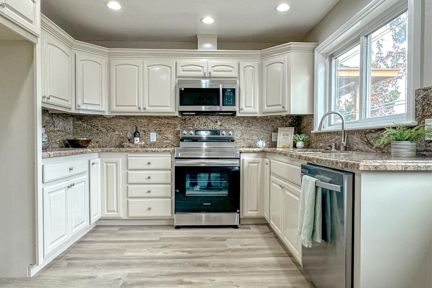 Detail Gallery Image 4 of 28 For 4030 Saint Marys St, Martinez,  CA 94553 - 3 Beds | 2 Baths