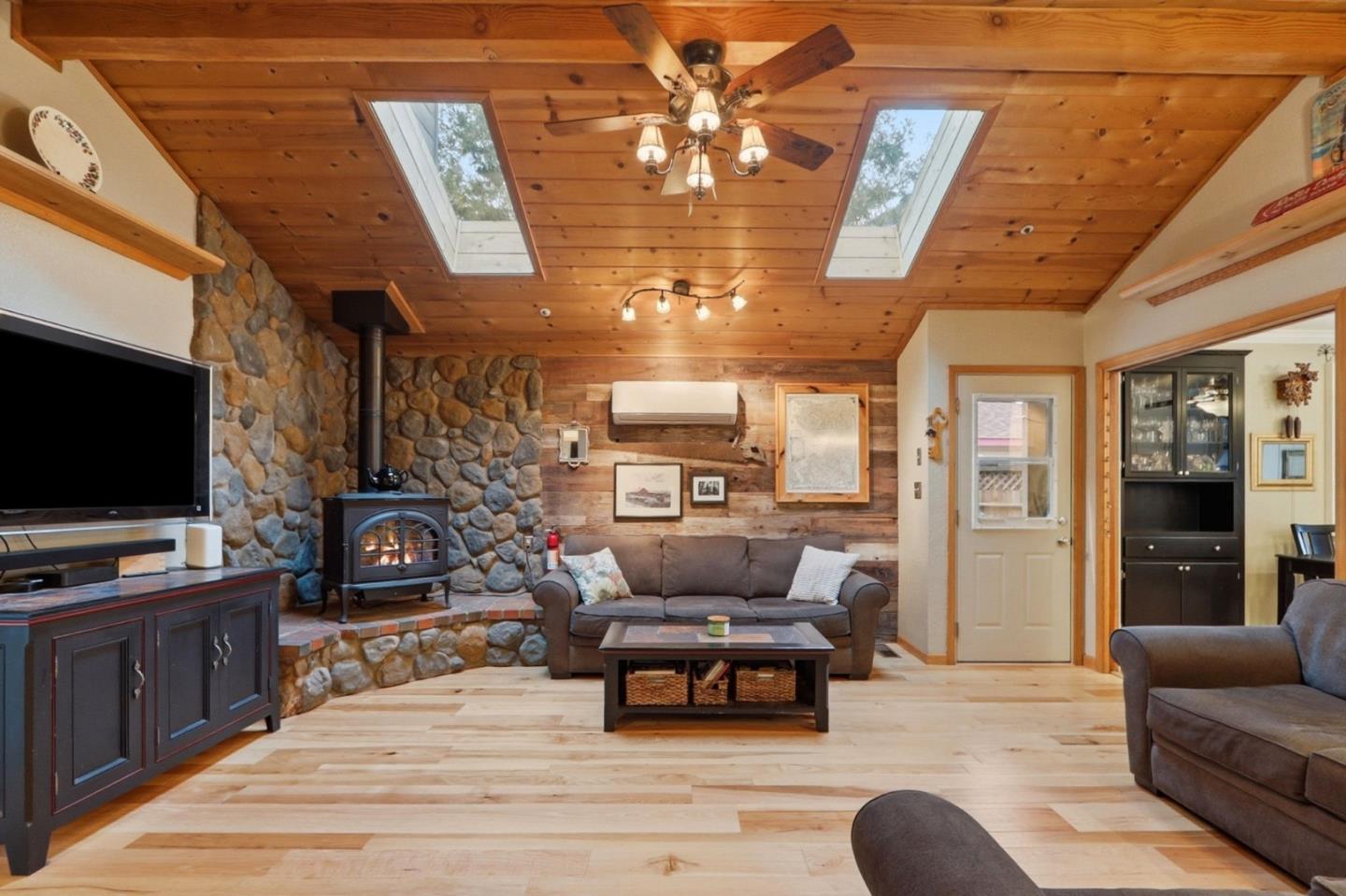 Detail Gallery Image 6 of 25 For 1385 Selo Dr, Sunnyvale,  CA 94087 - 4 Beds | 2/1 Baths