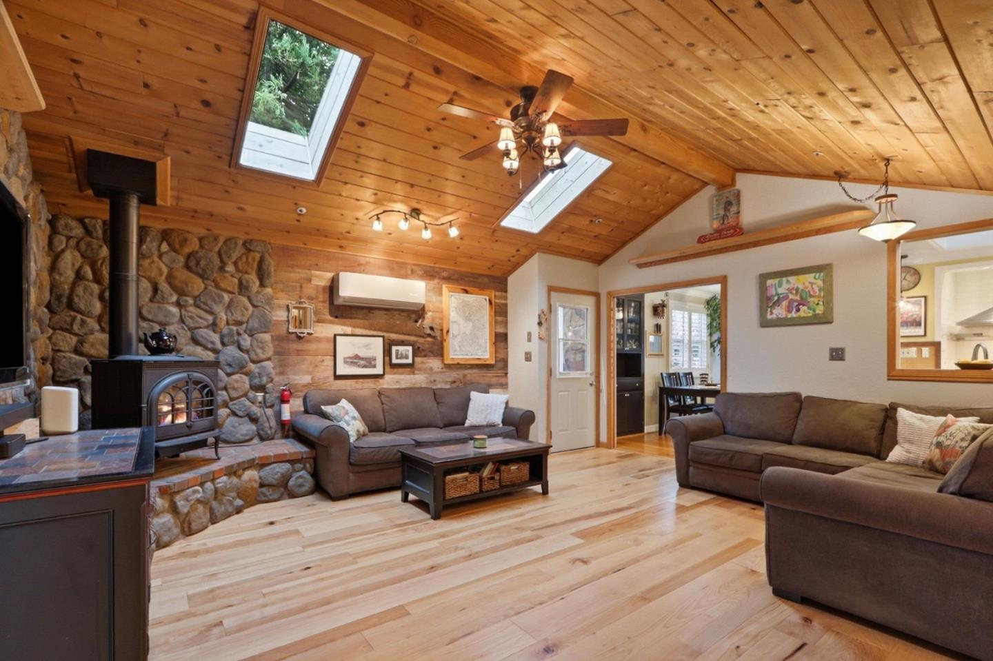 Detail Gallery Image 7 of 25 For 1385 Selo Dr, Sunnyvale,  CA 94087 - 4 Beds | 2/1 Baths