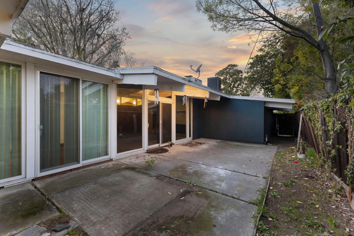 Detail Gallery Image 12 of 15 For 1936 Edgewood Dr, Palo Alto,  CA 94303 - 4 Beds | 2 Baths