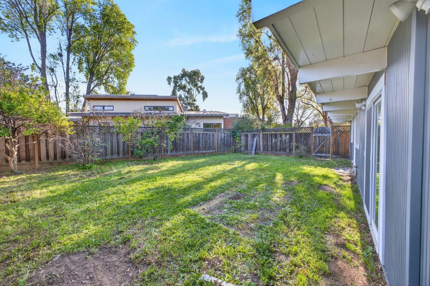 Detail Gallery Image 14 of 15 For 1936 Edgewood Dr, Palo Alto,  CA 94303 - 4 Beds | 2 Baths
