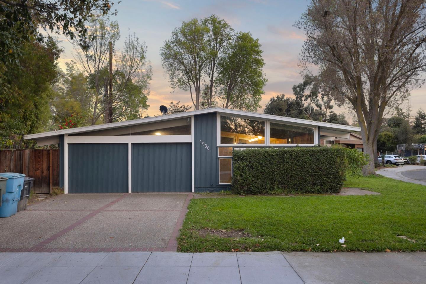 Detail Gallery Image 2 of 15 For 1936 Edgewood Dr, Palo Alto,  CA 94303 - 4 Beds | 2 Baths