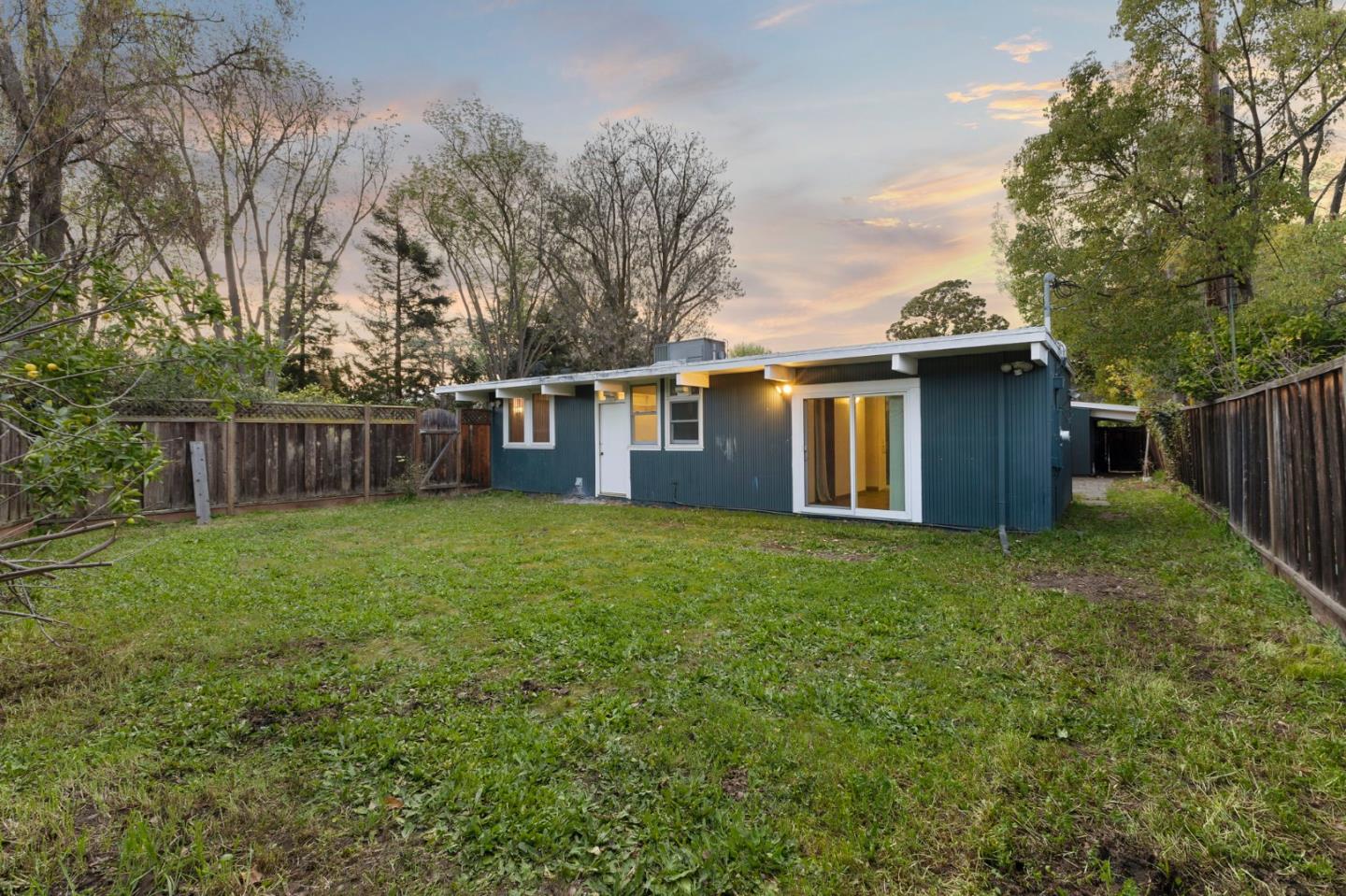 Detail Gallery Image 4 of 15 For 1936 Edgewood Dr, Palo Alto,  CA 94303 - 4 Beds | 2 Baths