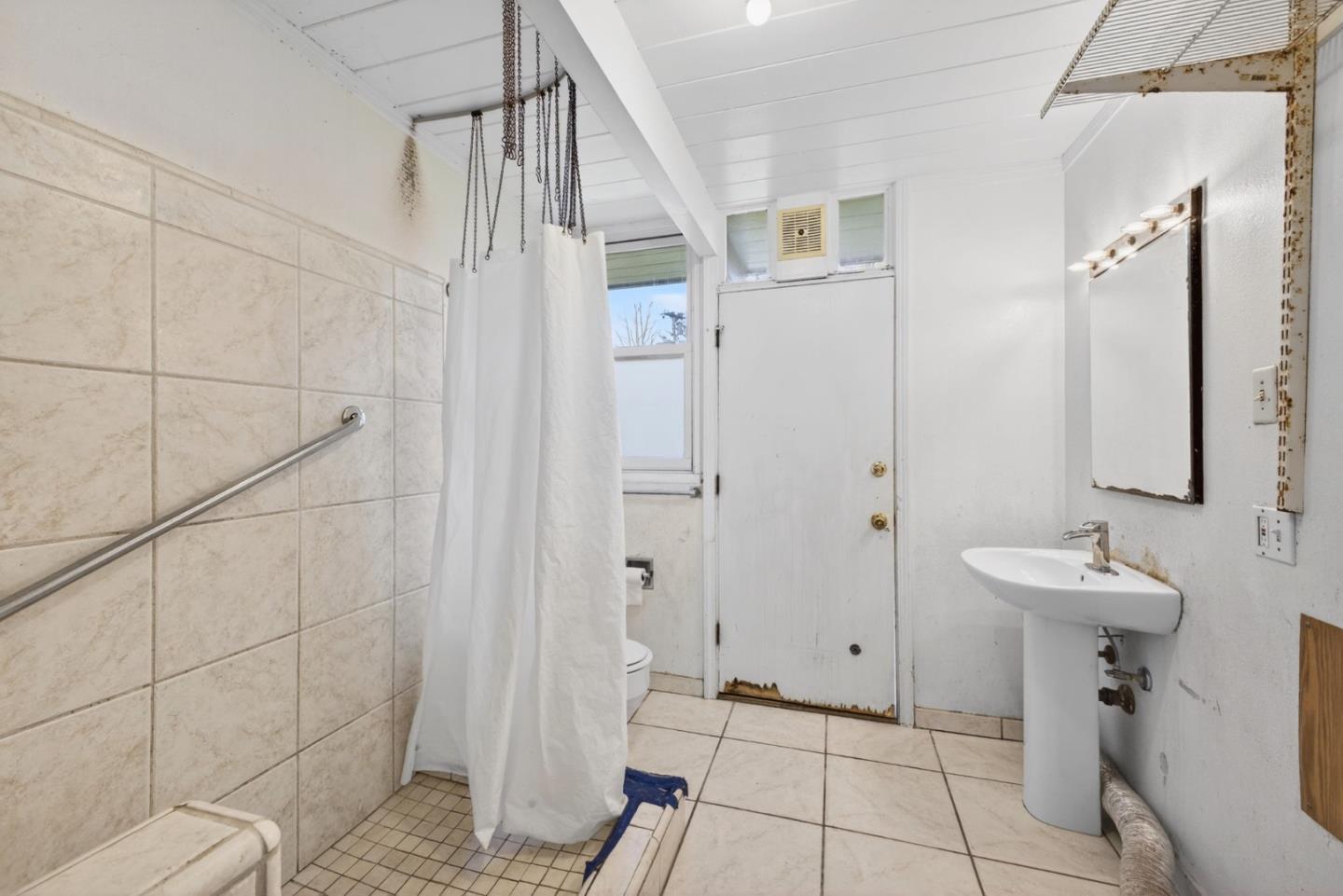 Detail Gallery Image 8 of 15 For 1936 Edgewood Dr, Palo Alto,  CA 94303 - 4 Beds | 2 Baths