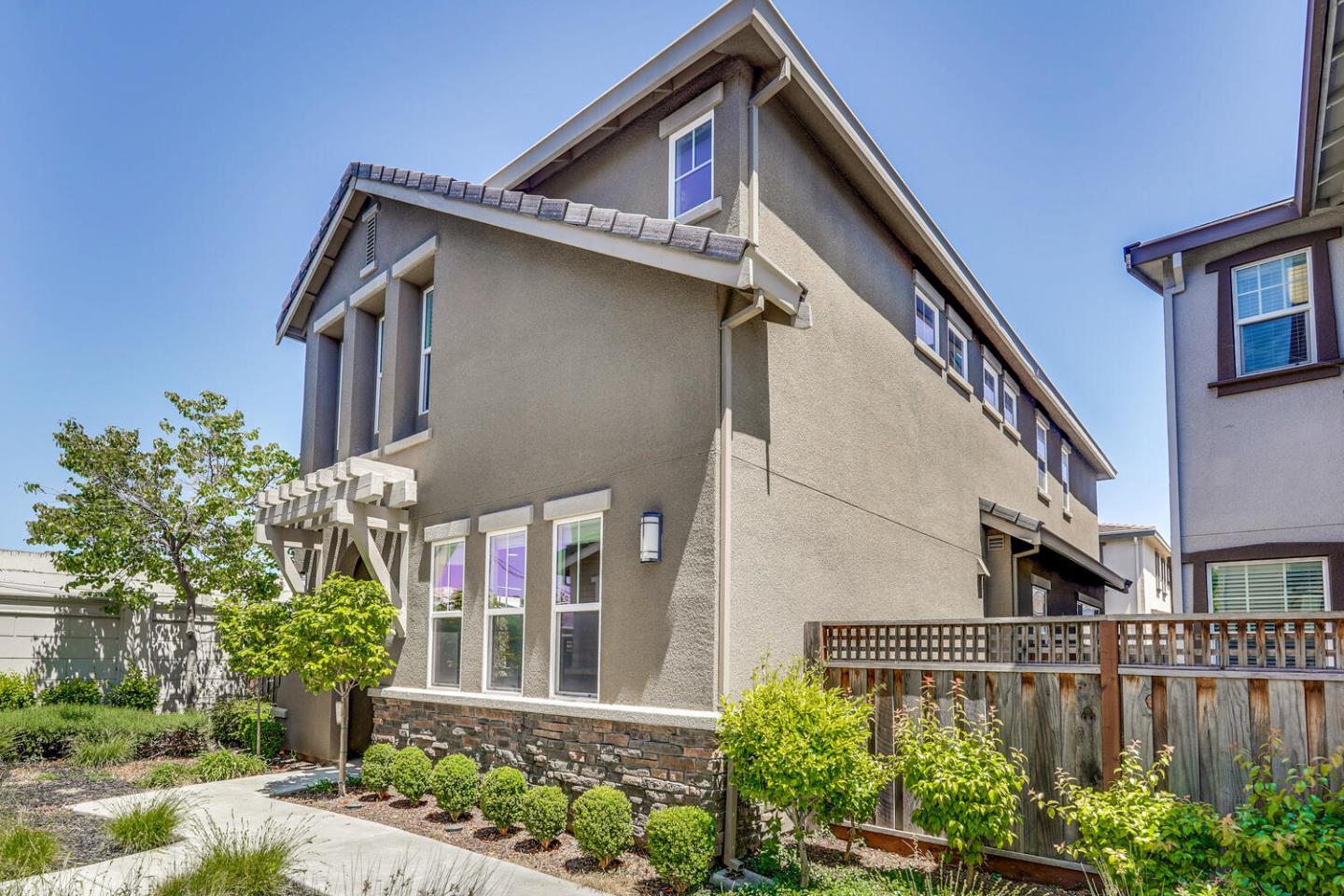 Detail Gallery Image 5 of 56 For 867 Maple Pl, East Palo Alto,  CA 94303 - 4 Beds | 2/1 Baths