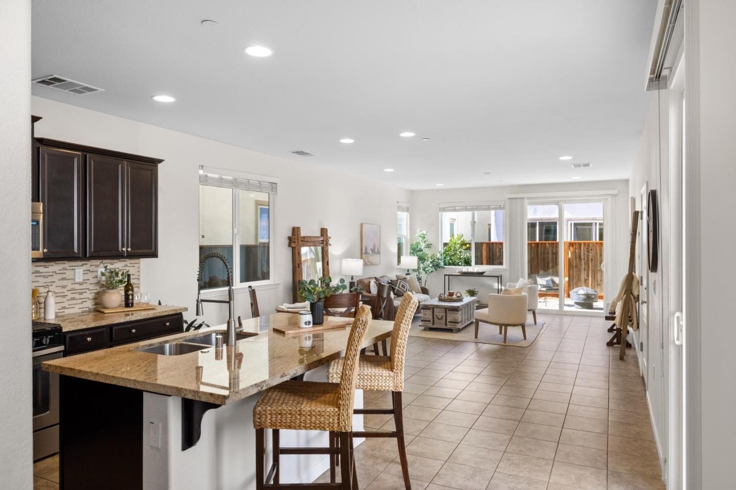 Detail Gallery Image 4 of 17 For 7721 Oregano Way, Gilroy,  CA 95020 - 3 Beds | 2/1 Baths