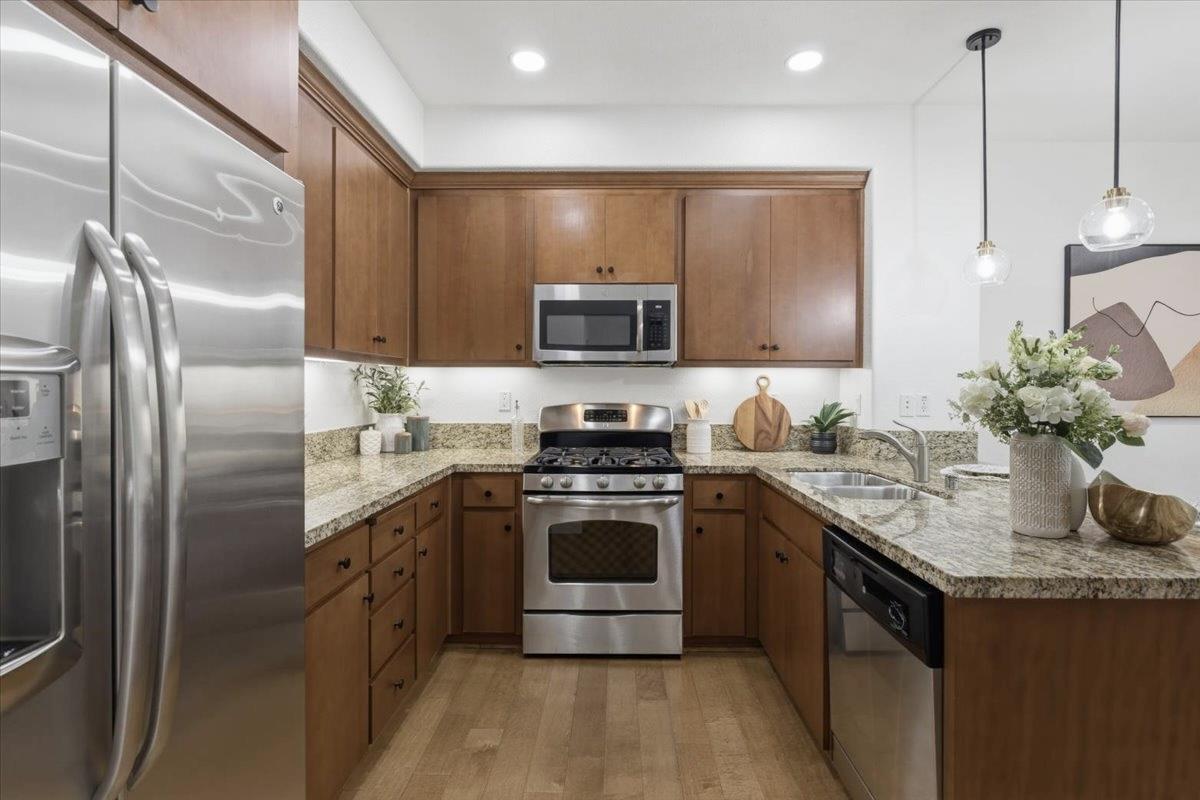 Detail Gallery Image 8 of 29 For 592 San Remi Ter, Sunnyvale,  CA 94085 - 2 Beds | 2/1 Baths