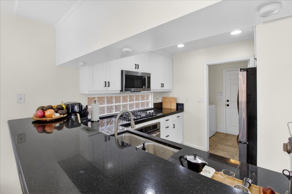 Detail Gallery Image 10 of 31 For 1960 Bradbury St, Salinas,  CA 93906 - 3 Beds | 2/1 Baths