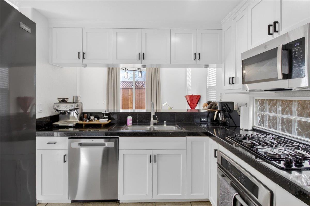 Detail Gallery Image 12 of 31 For 1960 Bradbury St, Salinas,  CA 93906 - 3 Beds | 2/1 Baths