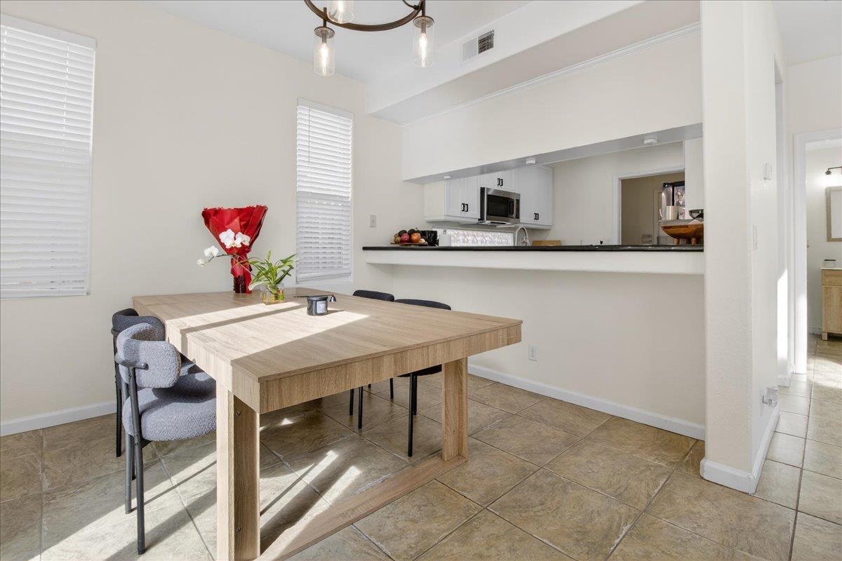 Detail Gallery Image 8 of 31 For 1960 Bradbury St, Salinas,  CA 93906 - 3 Beds | 2/1 Baths