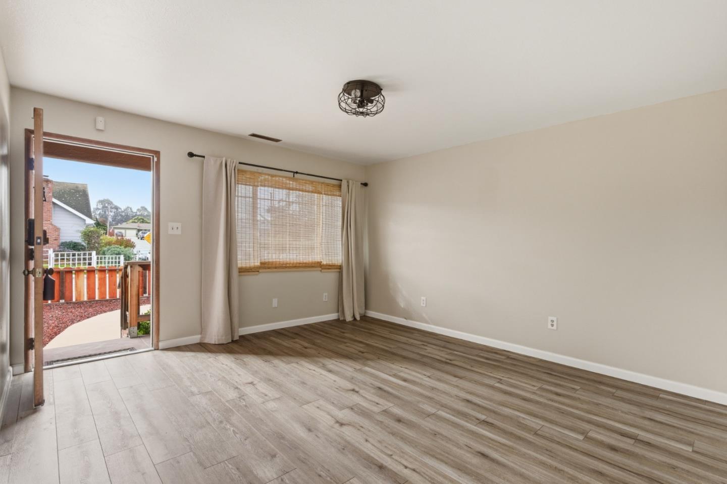 Detail Gallery Image 4 of 21 For 1233 Hilby Ave, Seaside,  CA 93955 - 3 Beds | 1/1 Baths