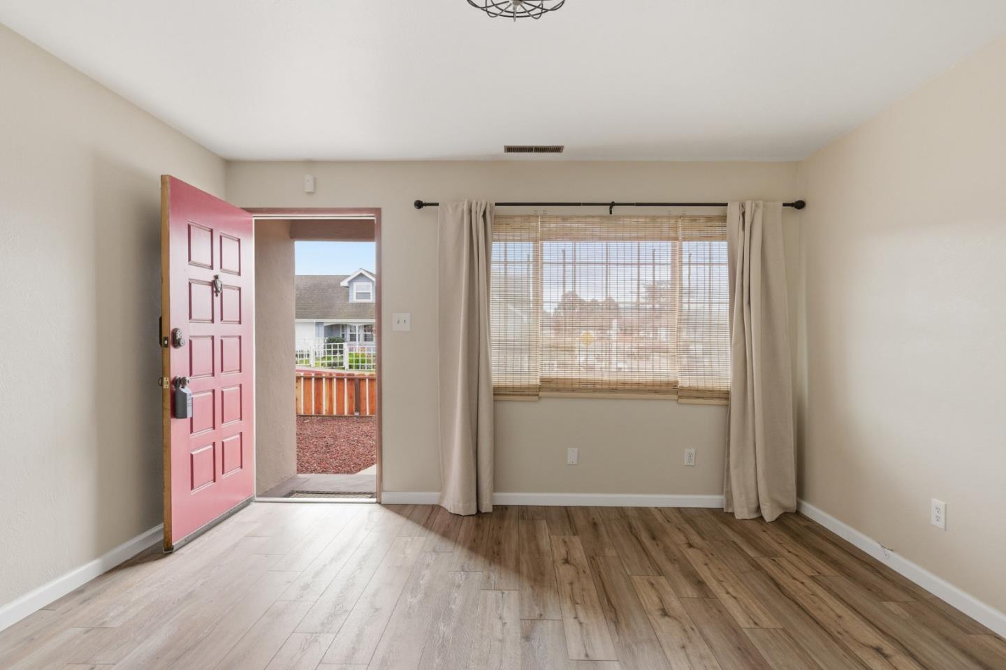 Detail Gallery Image 5 of 21 For 1233 Hilby Ave, Seaside,  CA 93955 - 3 Beds | 1/1 Baths