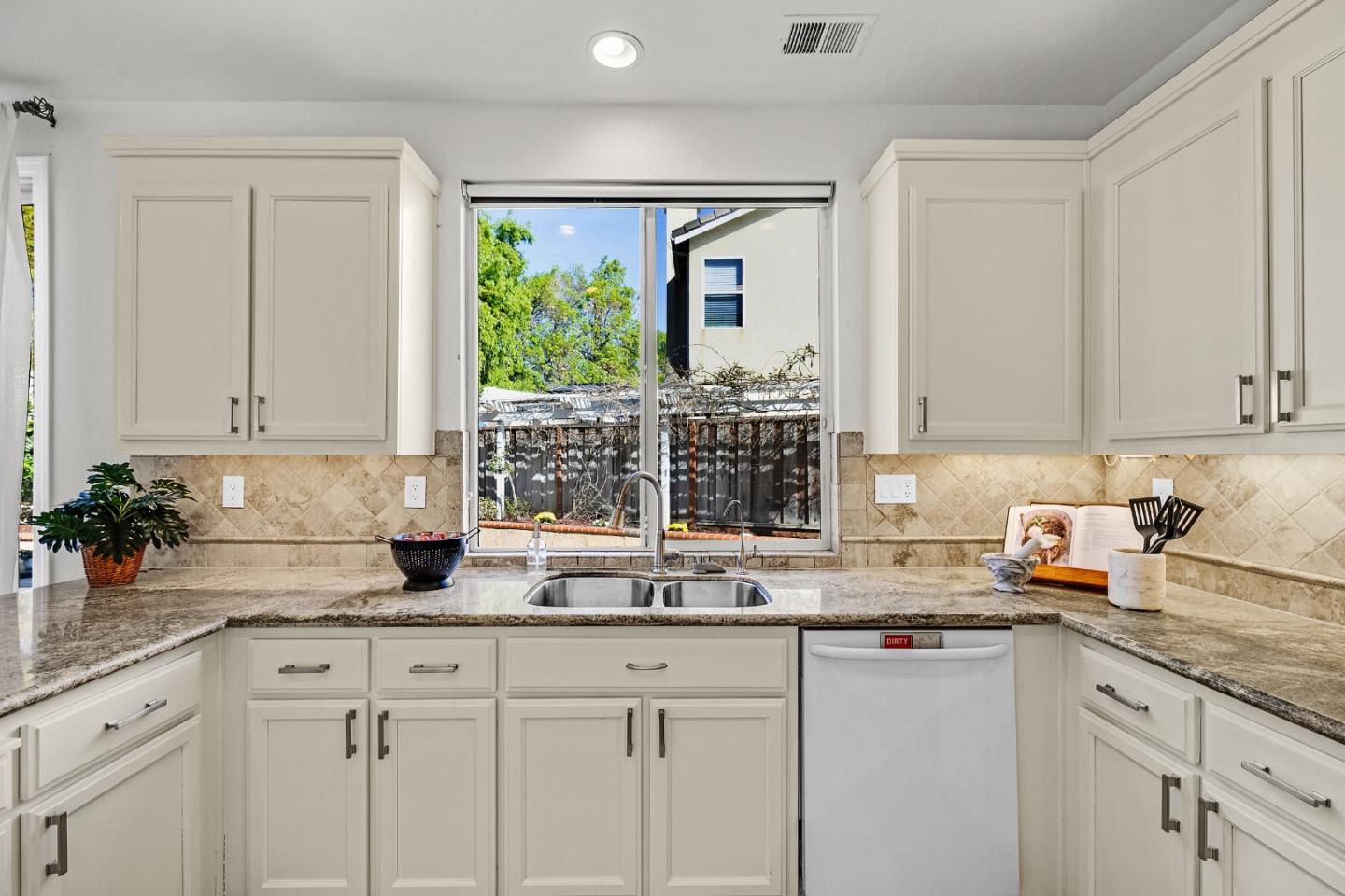 Detail Gallery Image 12 of 37 For 2194 Celeste Ct, San Jose,  CA 95133 - 4 Beds | 2/1 Baths