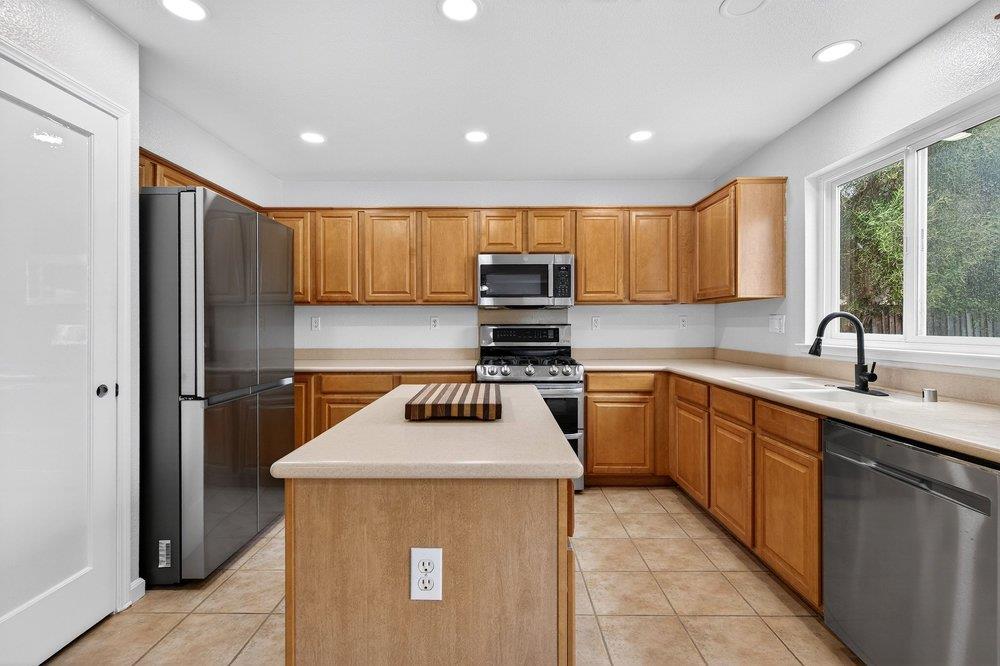 Detail Gallery Image 10 of 39 For 1741 Mimosa St, Hollister,  CA 95023 - 5 Beds | 2/1 Baths