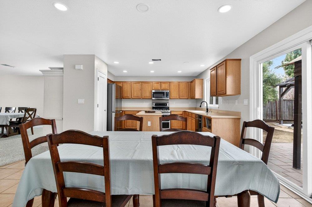 Detail Gallery Image 11 of 39 For 1741 Mimosa St, Hollister,  CA 95023 - 5 Beds | 2/1 Baths