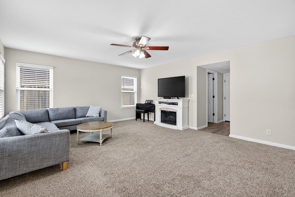 Detail Gallery Image 13 of 39 For 1741 Mimosa St, Hollister,  CA 95023 - 5 Beds | 2/1 Baths