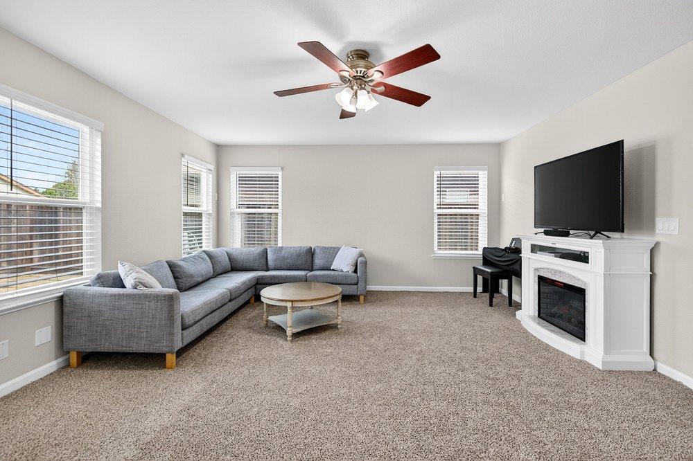 Detail Gallery Image 14 of 39 For 1741 Mimosa St, Hollister,  CA 95023 - 5 Beds | 2/1 Baths