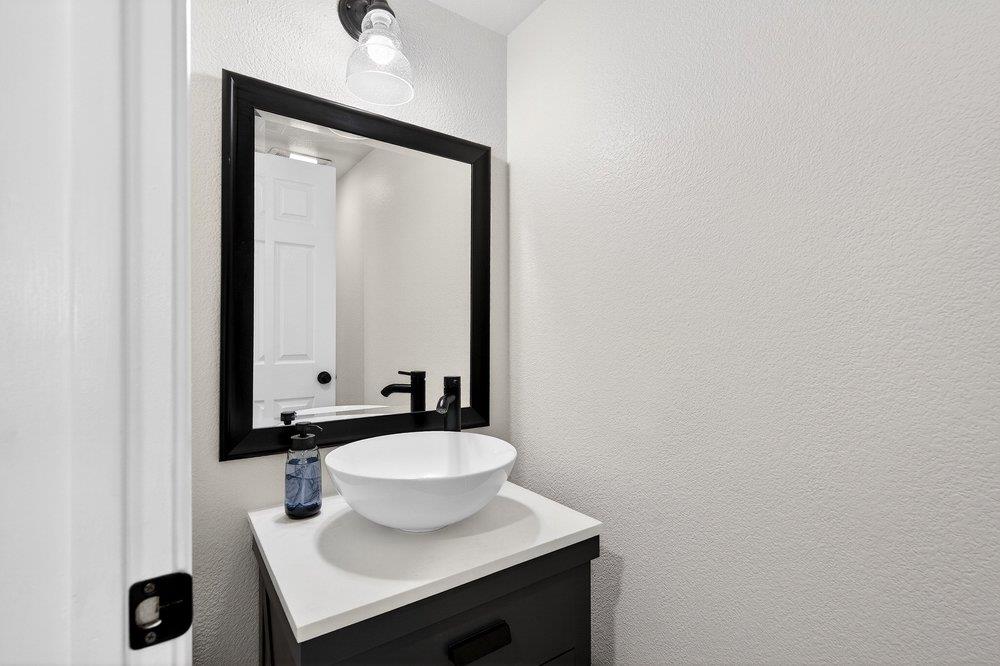 Detail Gallery Image 16 of 39 For 1741 Mimosa St, Hollister,  CA 95023 - 5 Beds | 2/1 Baths