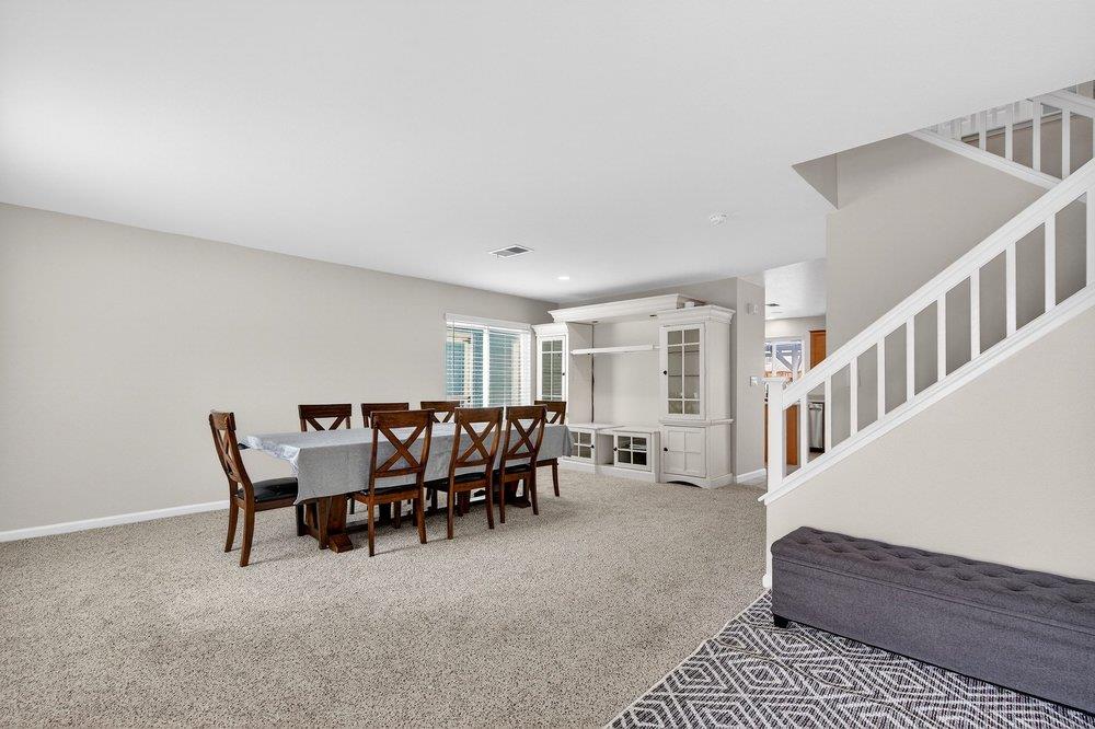 Detail Gallery Image 5 of 39 For 1741 Mimosa St, Hollister,  CA 95023 - 5 Beds | 2/1 Baths