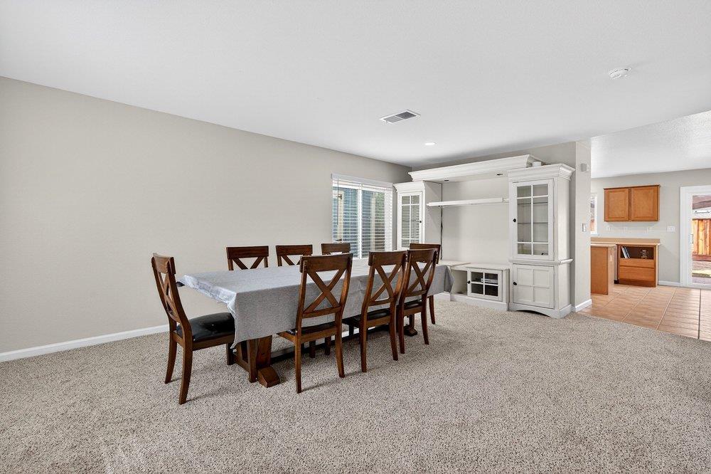 Detail Gallery Image 6 of 39 For 1741 Mimosa St, Hollister,  CA 95023 - 5 Beds | 2/1 Baths