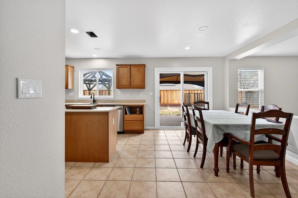 Detail Gallery Image 7 of 39 For 1741 Mimosa St, Hollister,  CA 95023 - 5 Beds | 2/1 Baths