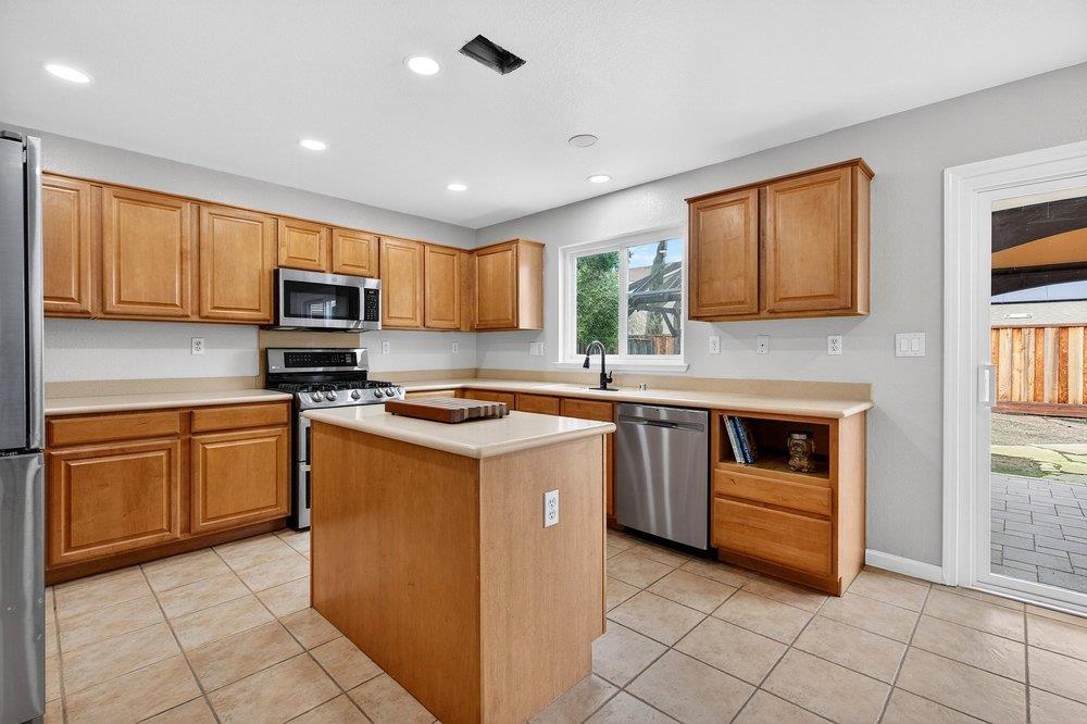 Detail Gallery Image 9 of 39 For 1741 Mimosa St, Hollister,  CA 95023 - 5 Beds | 2/1 Baths