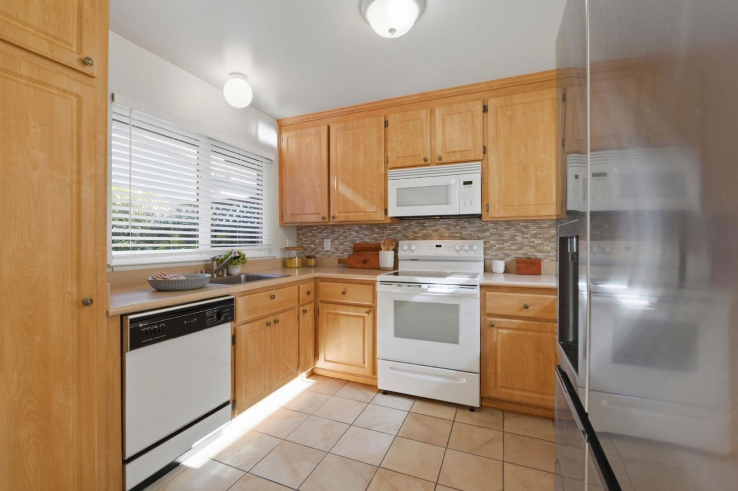 Detail Gallery Image 8 of 32 For 972 Diaz Ln, Foster City,  CA 94404 - 2 Beds | 2 Baths