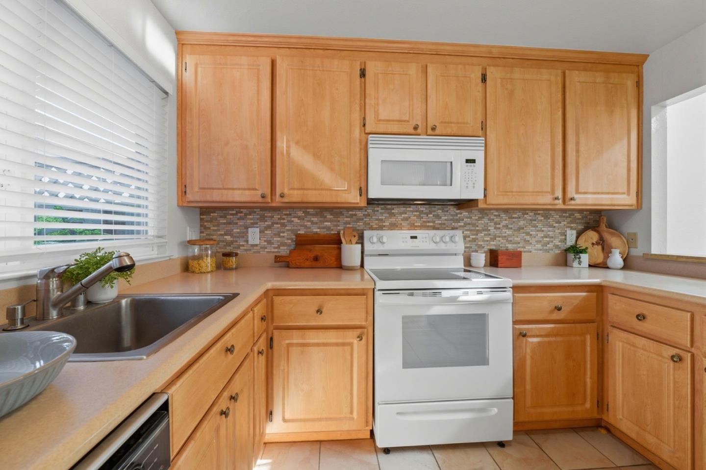 Detail Gallery Image 9 of 32 For 972 Diaz Ln, Foster City,  CA 94404 - 2 Beds | 2 Baths