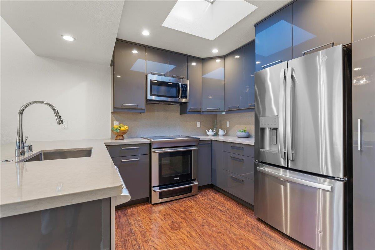 Detail Gallery Image 10 of 30 For 43 Montsalas Dr, Monterey,  CA 93940 - 2 Beds | 2 Baths