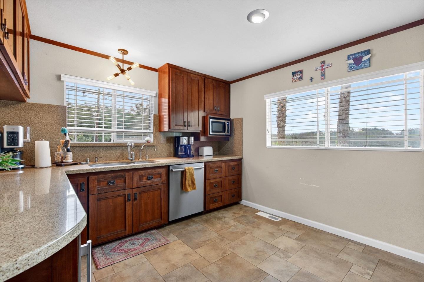 Detail Gallery Image 12 of 28 For 6870 Lakeview Dr, Salinas,  CA 93907 - 3 Beds | 2 Baths
