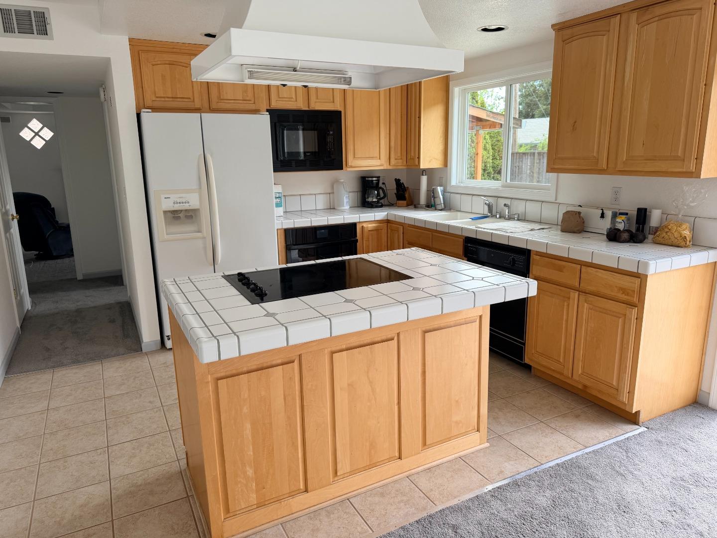 Detail Gallery Image 8 of 22 For 529 Bryce Ct, Milpitas,  CA 95035 - 4 Beds | 2/1 Baths