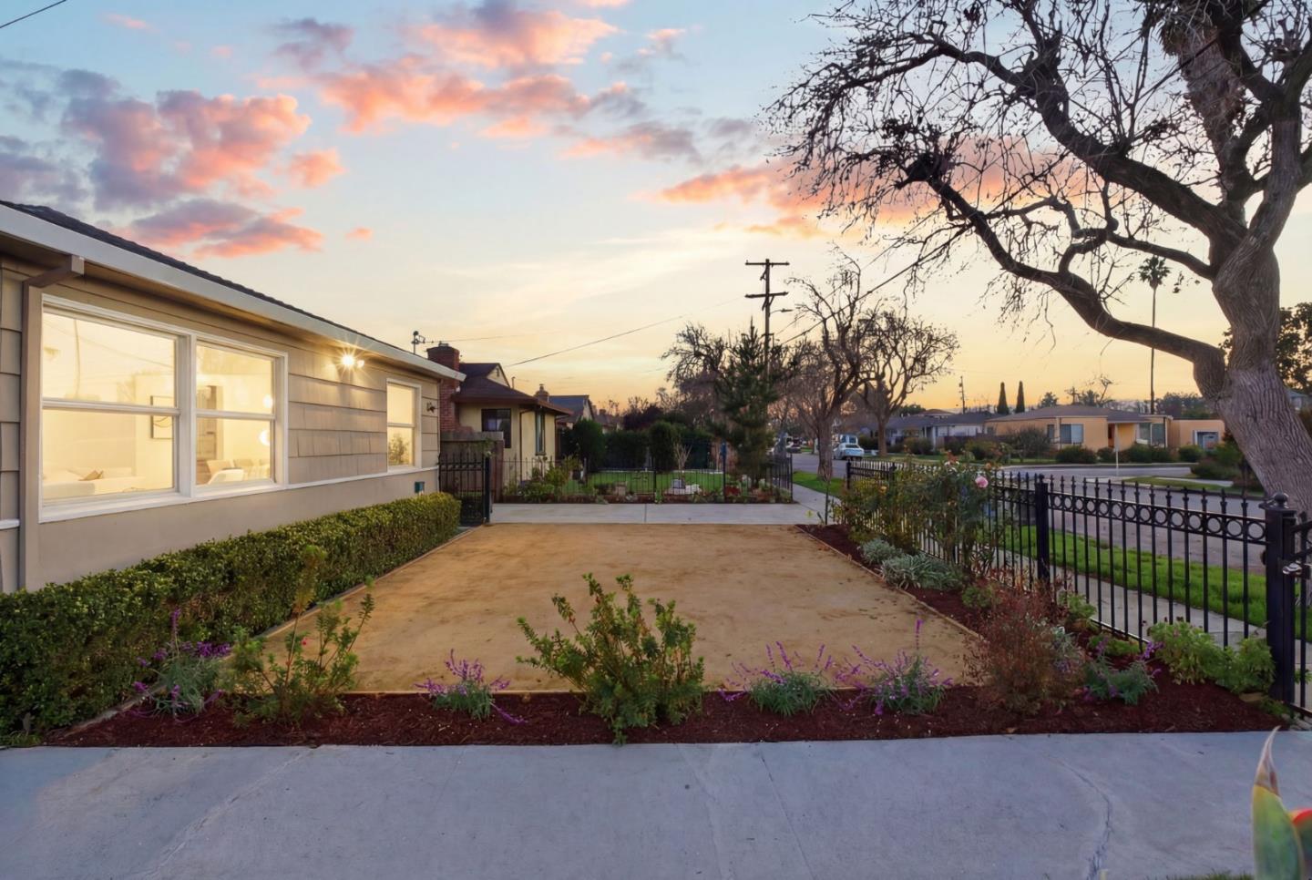 Detail Gallery Image 3 of 66 For 1064 15th Ave, Redwood City,  CA 94063 - 5 Beds | 2 Baths