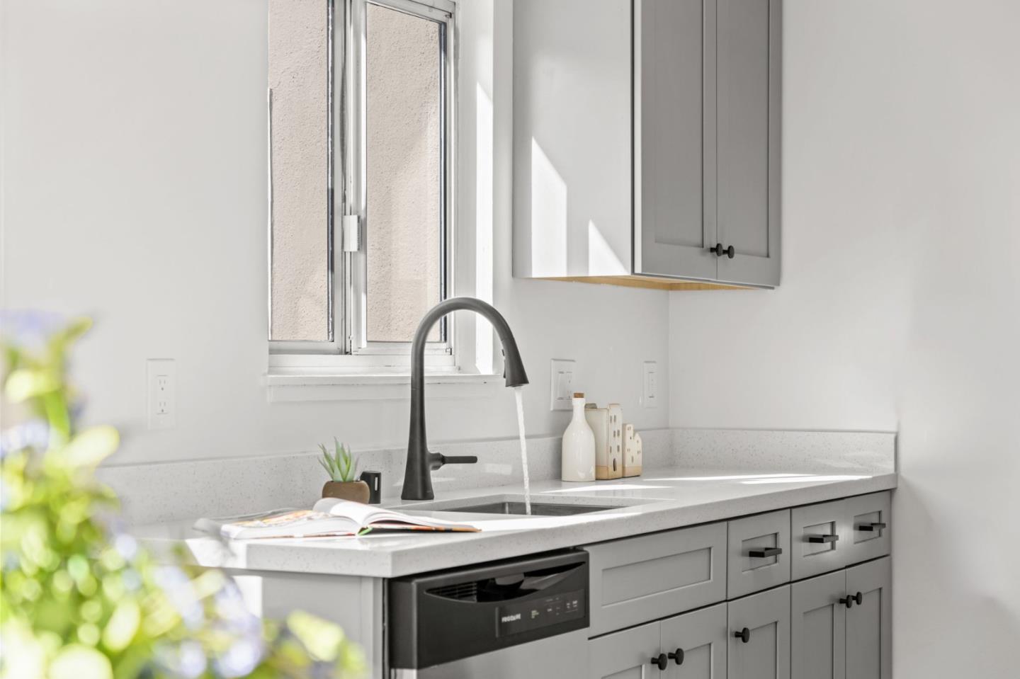 Detail Gallery Image 36 of 66 For 1064 15th Ave, Redwood City,  CA 94063 - 5 Beds | 2 Baths