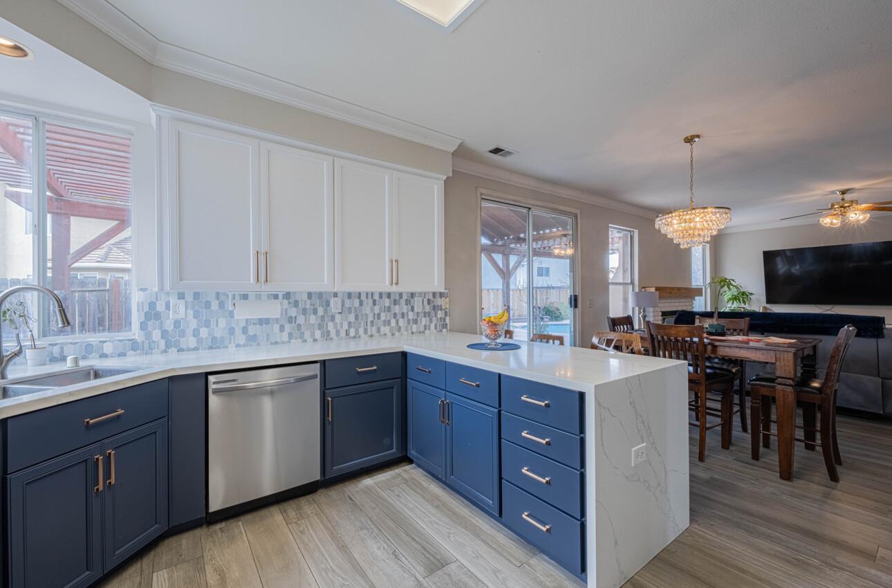 Detail Gallery Image 10 of 52 For 2101 Primrose Ct, Hollister,  CA 95023 - 5 Beds | 3 Baths