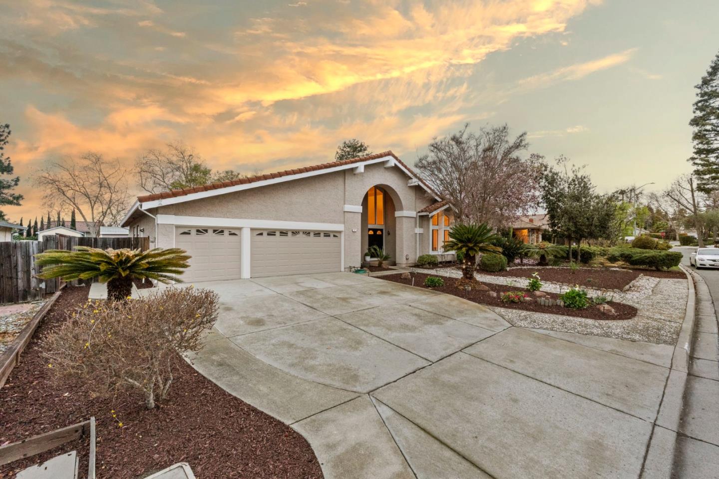 Detail Gallery Image 3 of 66 For 72 Amorok Way, Fremont,  CA 94539 - 5 Beds | 2/1 Baths