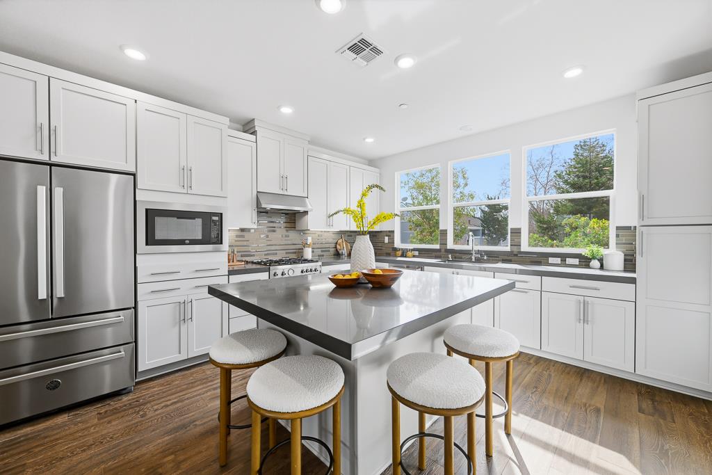 Detail Gallery Image 23 of 67 For 2287 Mora Pl, Mountain View,  CA 94040 - 2 Beds | 2/1 Baths