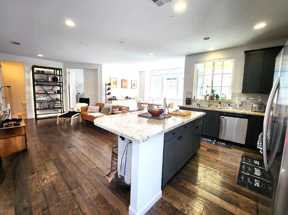 Detail Gallery Image 2 of 5 For 631 True Wind Way #218,  Redwood City,  CA 94063 - 3 Beds | 2/1 Baths