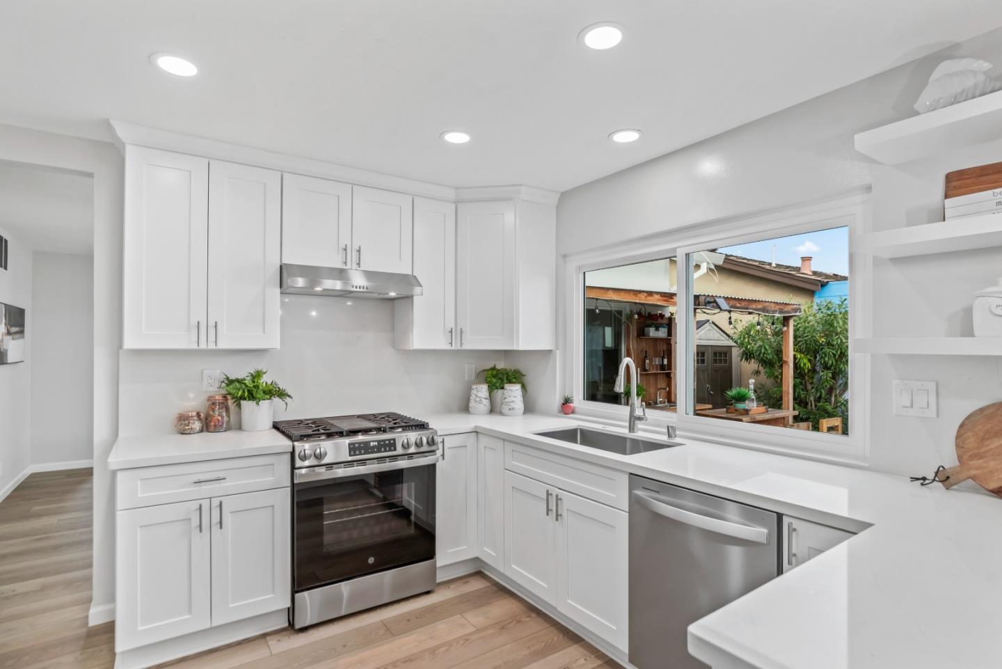 Detail Gallery Image 8 of 33 For 1054 Castleton Way, Sunnyvale,  CA 94087 - 3 Beds | 2 Baths