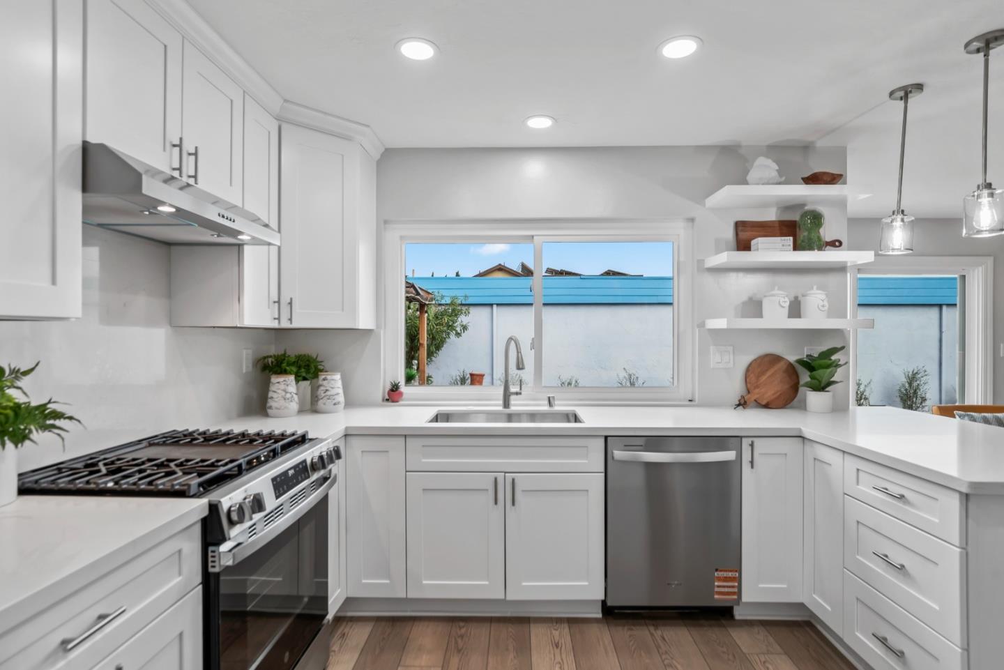 Detail Gallery Image 9 of 33 For 1054 Castleton Way, Sunnyvale,  CA 94087 - 3 Beds | 2 Baths