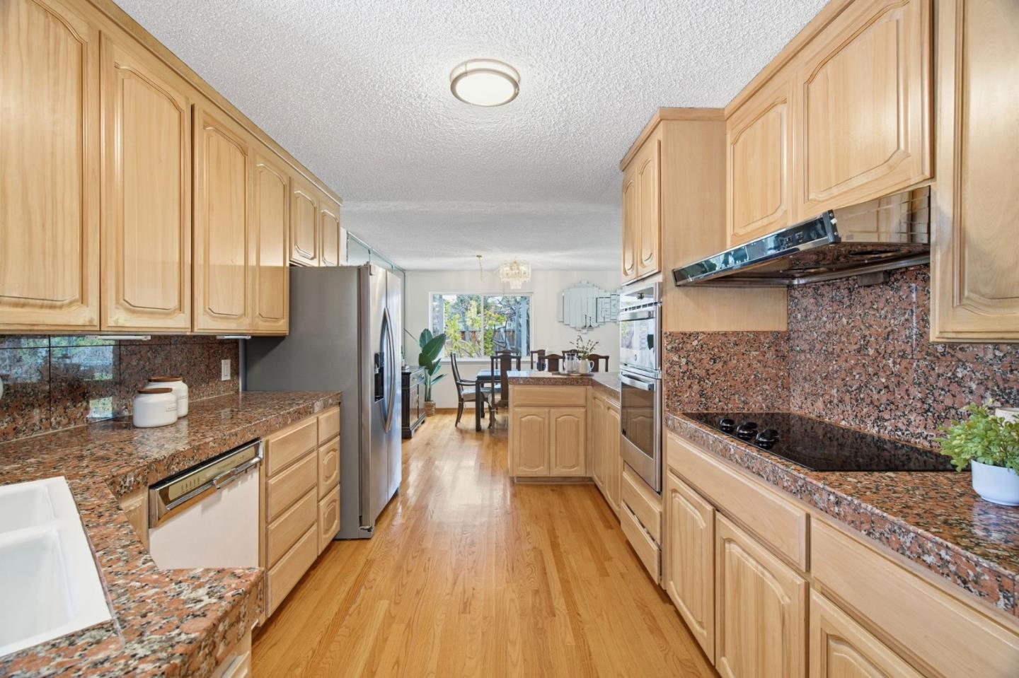 Detail Gallery Image 10 of 39 For 1071 Colony Hills Ln, Cupertino,  CA 95014 - 5 Beds | 3/1 Baths