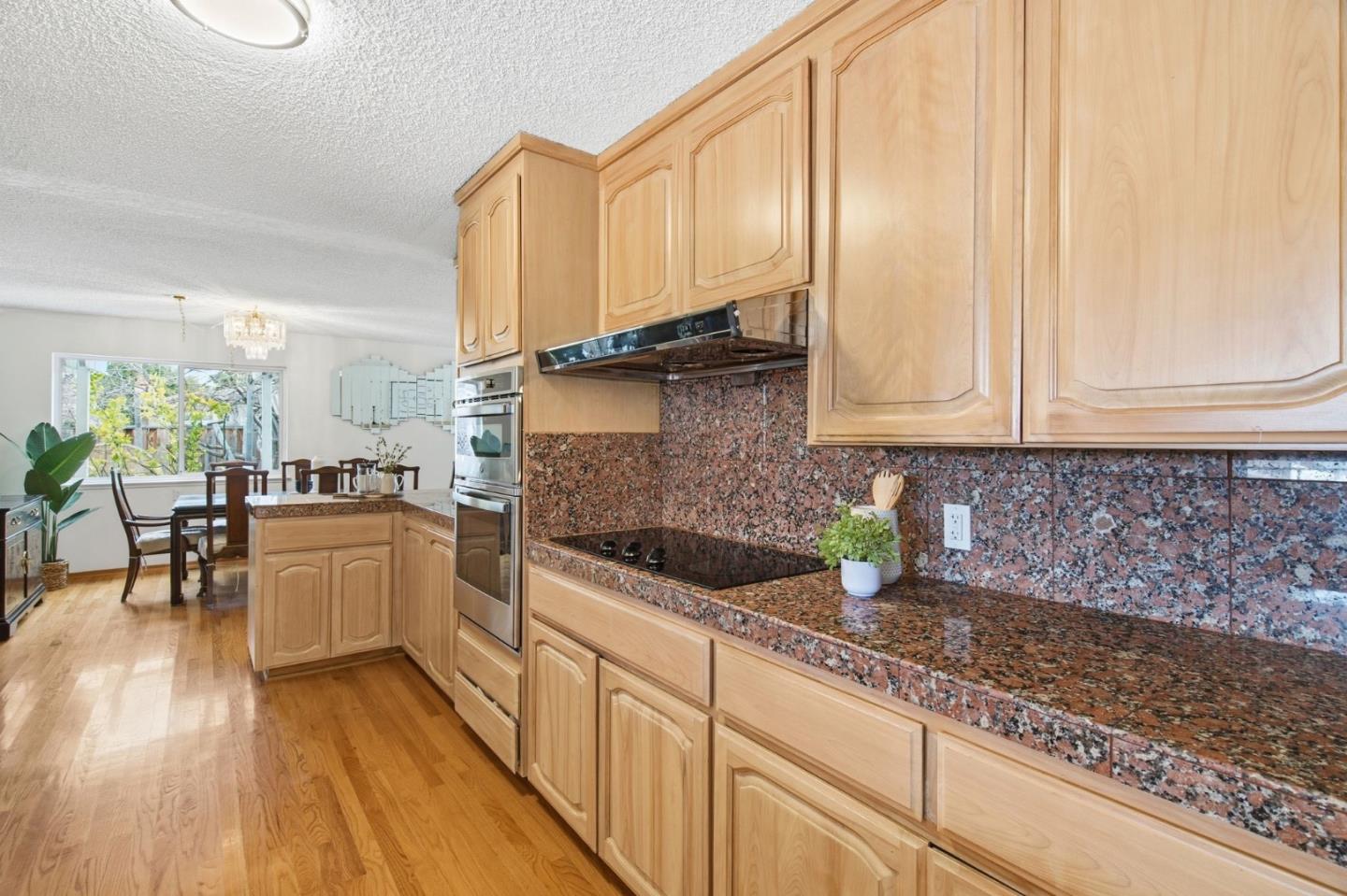 Detail Gallery Image 11 of 39 For 1071 Colony Hills Ln, Cupertino,  CA 95014 - 5 Beds | 3/1 Baths