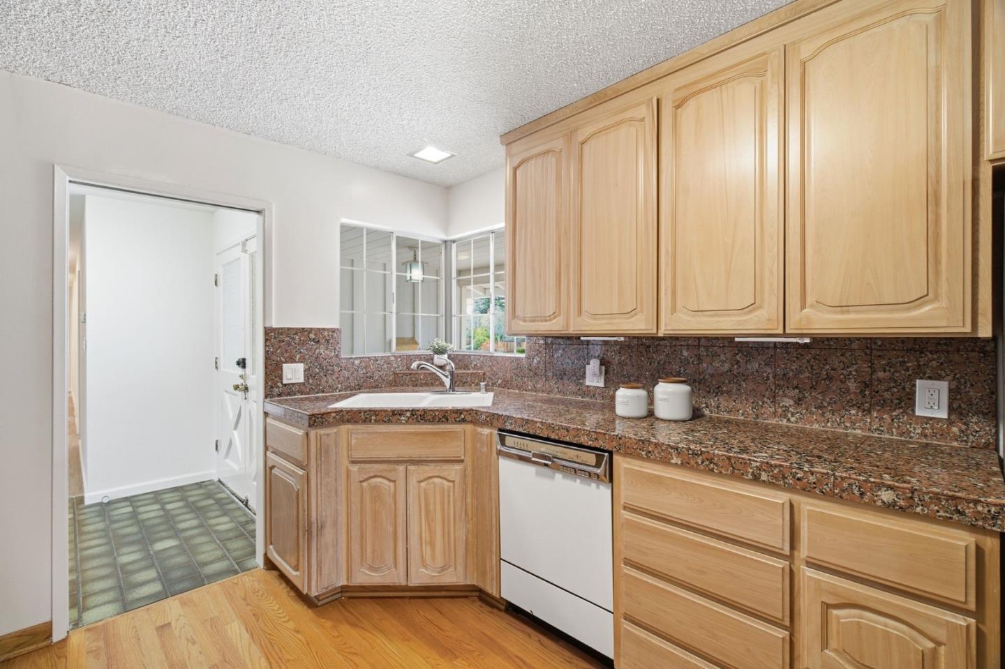 Detail Gallery Image 12 of 39 For 1071 Colony Hills Ln, Cupertino,  CA 95014 - 5 Beds | 3/1 Baths