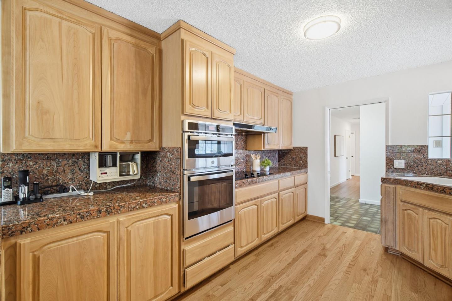 Detail Gallery Image 13 of 39 For 1071 Colony Hills Ln, Cupertino,  CA 95014 - 5 Beds | 3/1 Baths