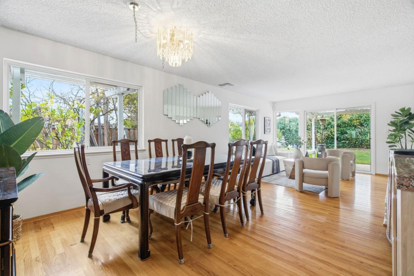 Detail Gallery Image 7 of 39 For 1071 Colony Hills Ln, Cupertino,  CA 95014 - 5 Beds | 3/1 Baths