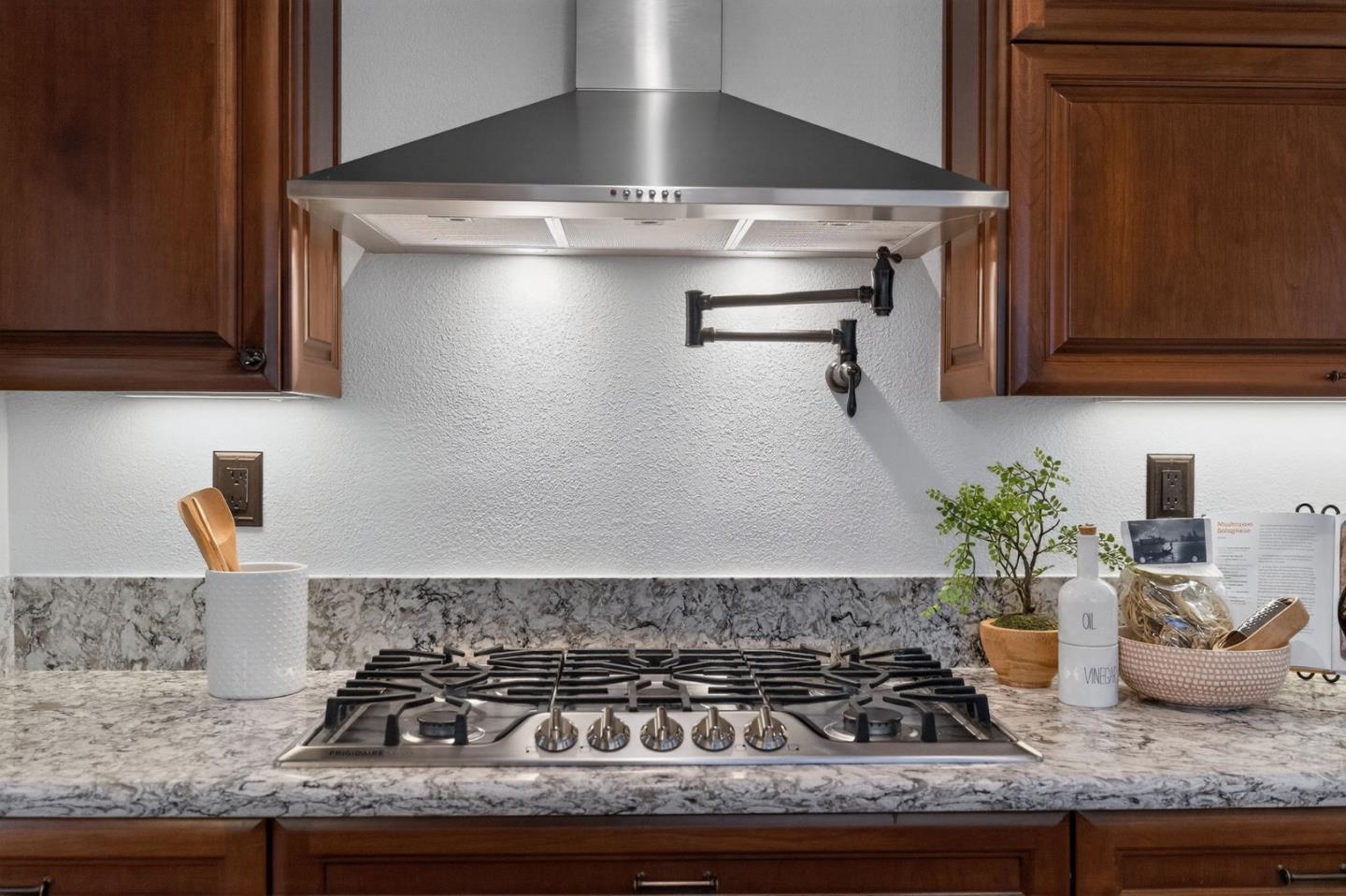 Detail Gallery Image 7 of 37 For 7100 Potomac Pl, Gilroy,  CA 95020 - 5 Beds | 3 Baths