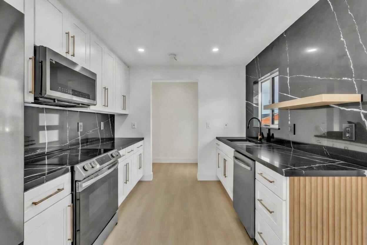 Detail Gallery Image 12 of 22 For 2011 Willow Way, San Bruno,  CA 94066 - 3 Beds | 2 Baths